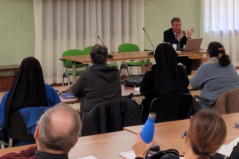 Il prof. Gabriele Torresan mentre spiega l'esperienza di Magister al convegno organizzato dal Gruppo Segretari Generali Roma