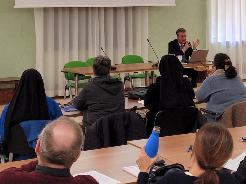 Il prof. Gabriele Torresan mentre spiega l'esperienza di Magister al convegno organizzato dal Gruppo Segretari Generali Roma