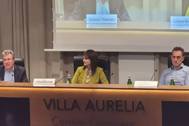 tavolo relatori del convegno con Lorena Bianchetti al centro