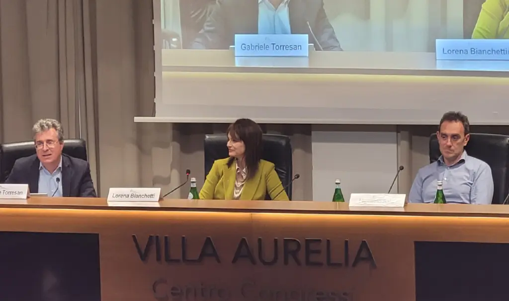 tavolo relatori del convegno con Lorena Bianchetti al centro